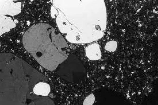 Fig. 3-10. Fenocristales de cuarzo corroidos, redondeados y con bahías de disolución, por la matríz silícica de grano fino.