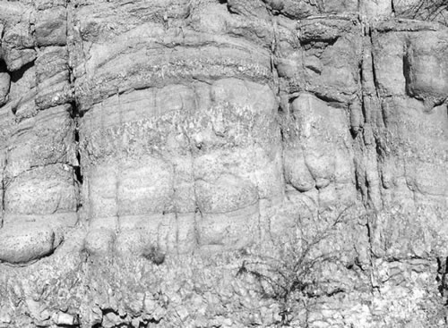 Fig. 3-11. Bandeado magmático en los granitos de la Sierra de Mazán, con un espesor de 6 m. Las variaciones texturales, responden a sucesivos pulsos intrusivos en el techo de una cámara magmática.