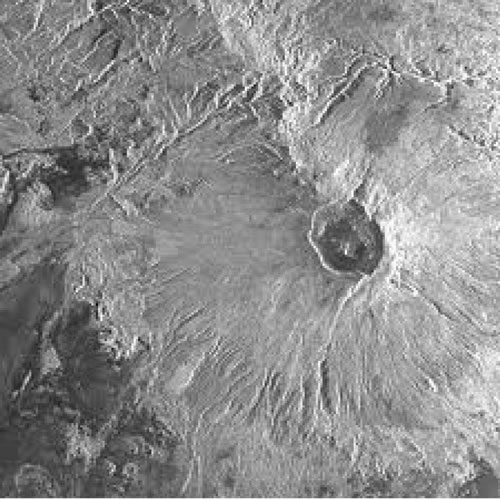 Fig. 4-2. Volcán en escudo, Emi Koussi, Macizo de Tibesti, Sahara.