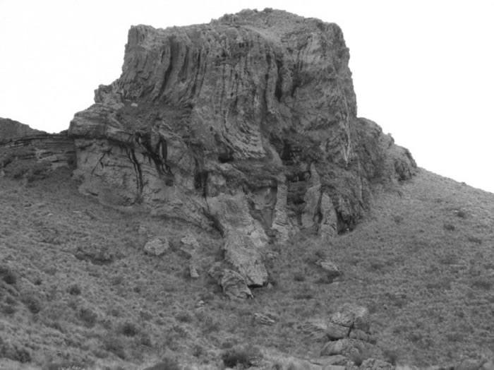 Fig. 4-8. Domo volcánico erosionado La Silla (6 Ma), Sierra de San Luis. Se aprecia el flujo de una lava muy viscosa.