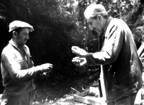 Abel Peirano observando una muestra de mineral.