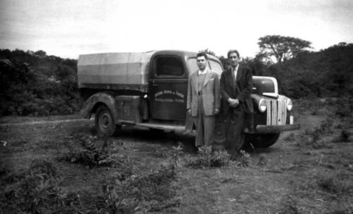 Abel Peirano junto a su discípulo Juan Carlos Porto, en tareas de campo.