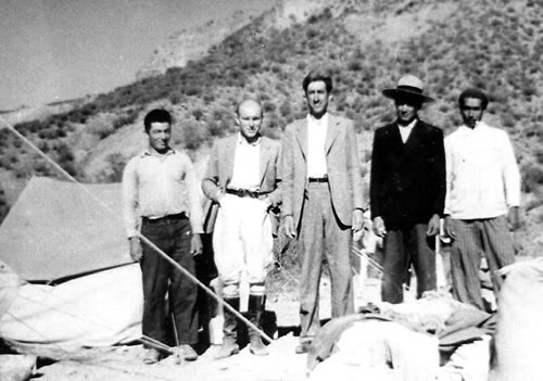Abel Peirano (centro) con el Ing. Mario Folquer y ayudantes mientras se realizaba el levantamiento topográfico de la región de Agua de Dionisio.