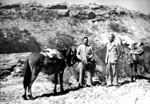 Abel Peirano en un alto en el camino durante la exploración del distrito de Agua de Dionisio, junto al baqueano y sus mulas.