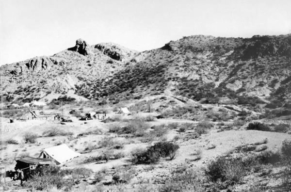 Campamento volante de exploración geológica en el área de Agua Tapada.