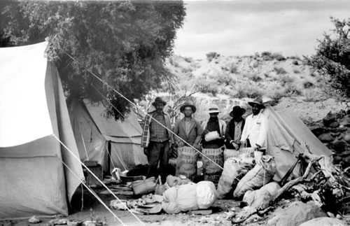 Campamento y auxiliares de campo en el trabajo de exploración del distrito de Agua de Dionisio.