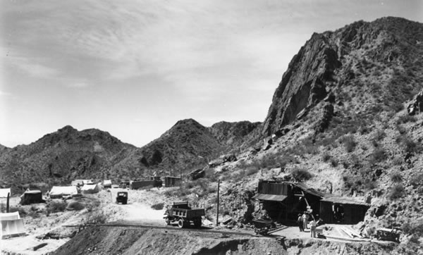 Campamento de Farallón Negro con la veta en el cerro de la derecha.