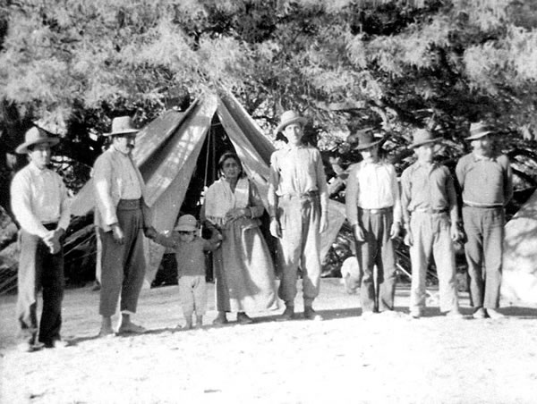 Abel Peirano (cuarto desde izquierda) en campamento junto a sus colaboradores.