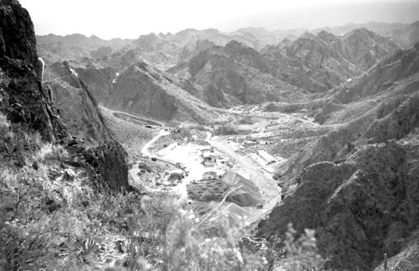 En primer plano a la izquierda la veta de Farallón Negro y al fondo el campamento (gentileza Dr. E. Llambías).