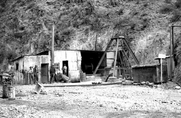Campamento y ubicación del pique nº 1, en Farallón Negro (gentileza Dr. E. Llambías).