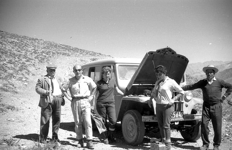 Raúl Sister (de anteojos) en Farallón Negro durante exploración del distrito. A su izquierda la dibujante María Miles, frente a la camioneta la esposa de Sister y el baqueano Andrés Lera (foto cedida por E, Llambías).