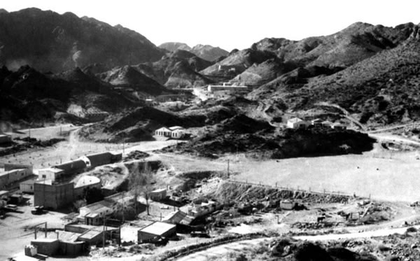 Vista del campamento de Farallón Negro en 1958. (Fotografía E. Llambías)