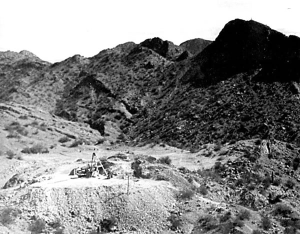 Elavoración de un pique de exploración en Farallón Negro. (Foto E. Llambías)