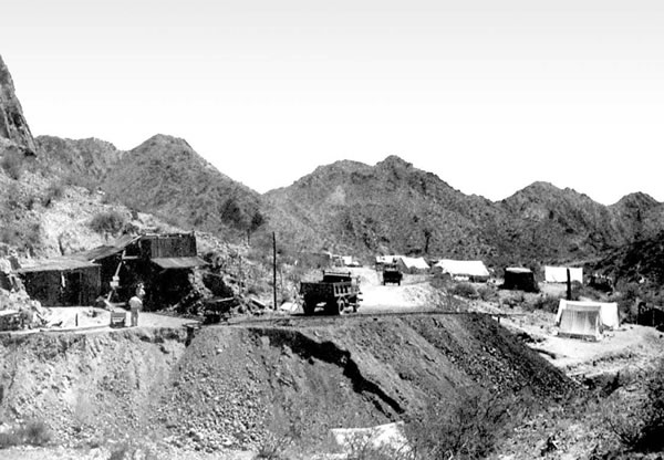 Campanento en Farallón Negro. (Fotografía E. Llambías)